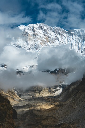 Majestic Peaks Along the Annapurna Circuit